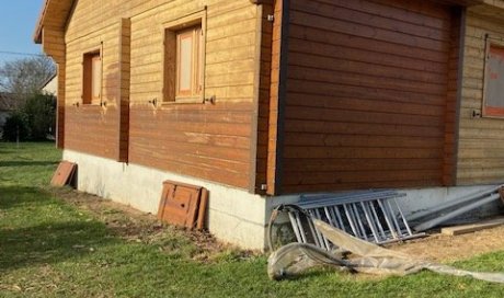 Retrait de la lasure sur une maison en bois à Aubière