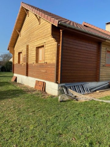 Retrait de la lasure sur une maison en bois à Aubière
