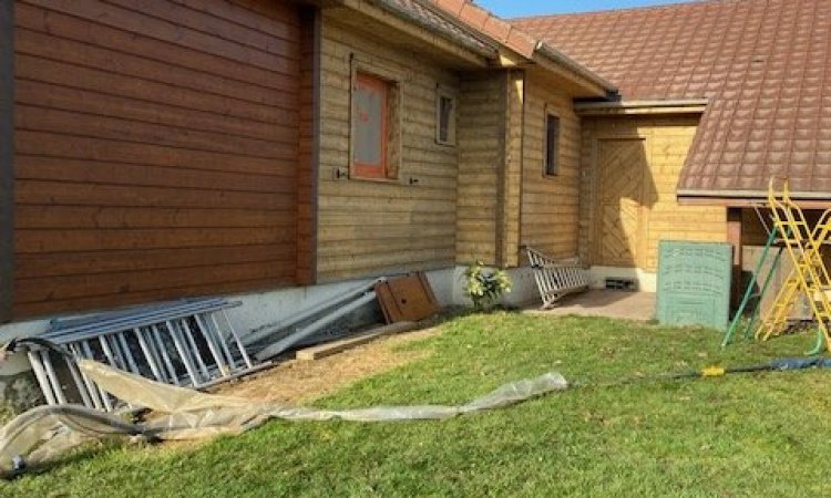 Retrait de la lasure sur une maison en bois à Aubière